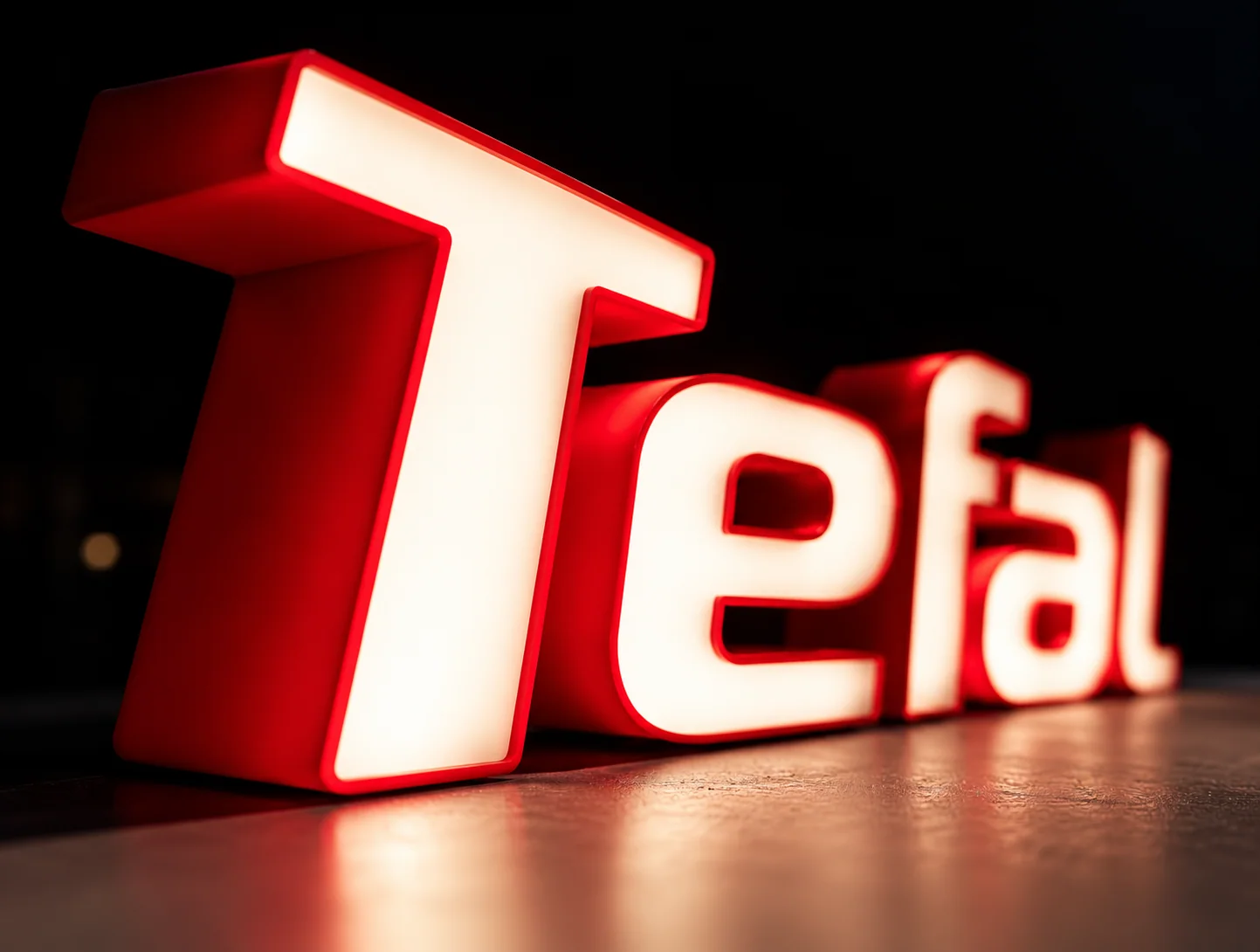 Об'ємна світлова літера Tefal з червоним корпусом крупним планом