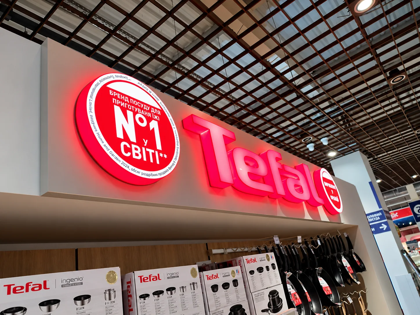 Світлова вивіска Tefal з підсвіченими торцями, вигляд під кутом