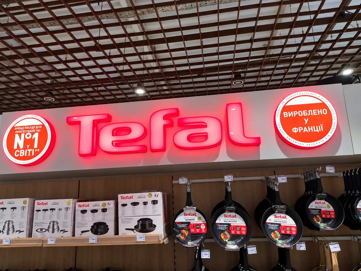Світлові об'ємні літери Tefal з підсвіченими торцями у торговому просторі