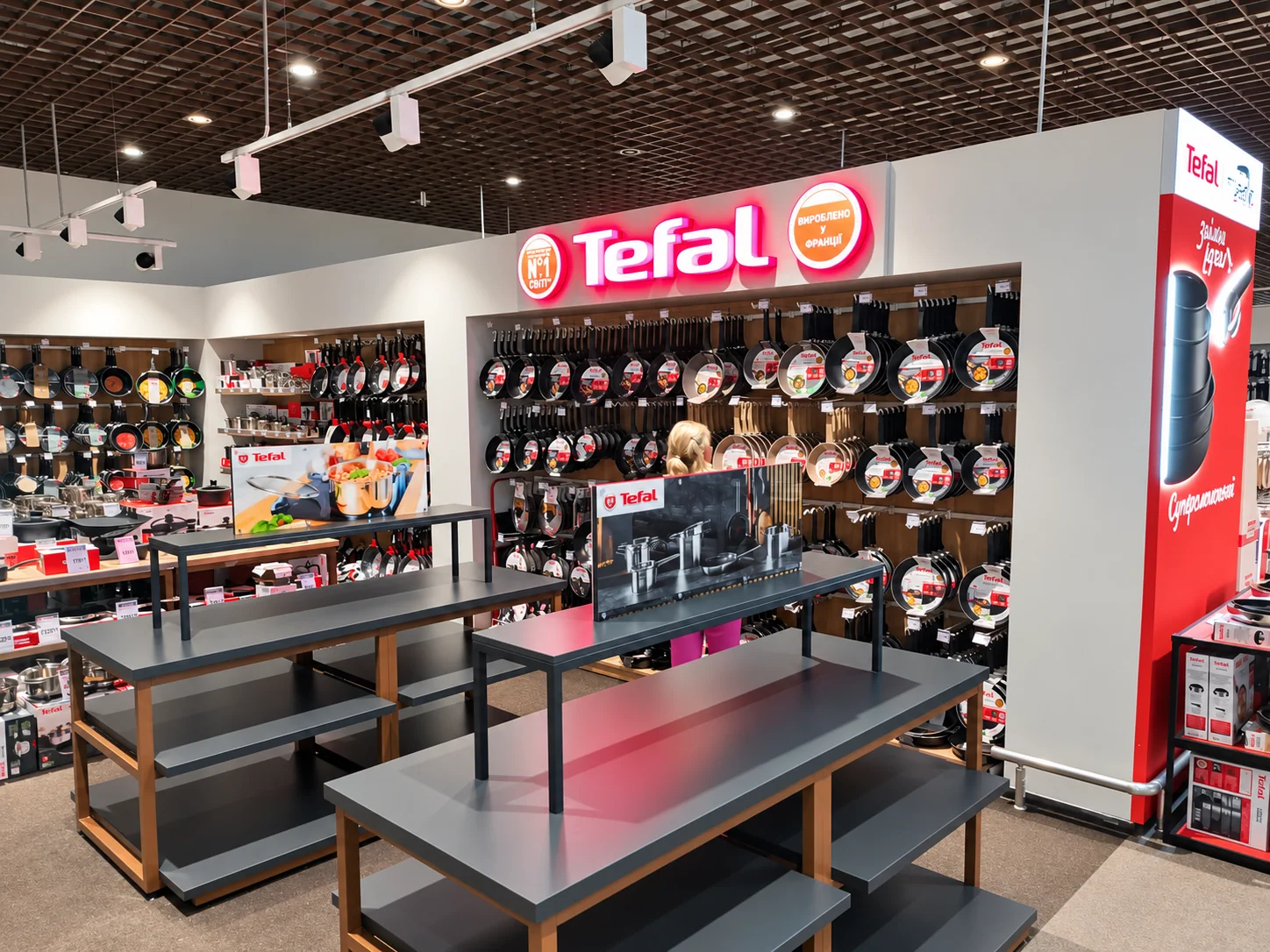 Світлова вивіска Tefal над торговою зоною магазину