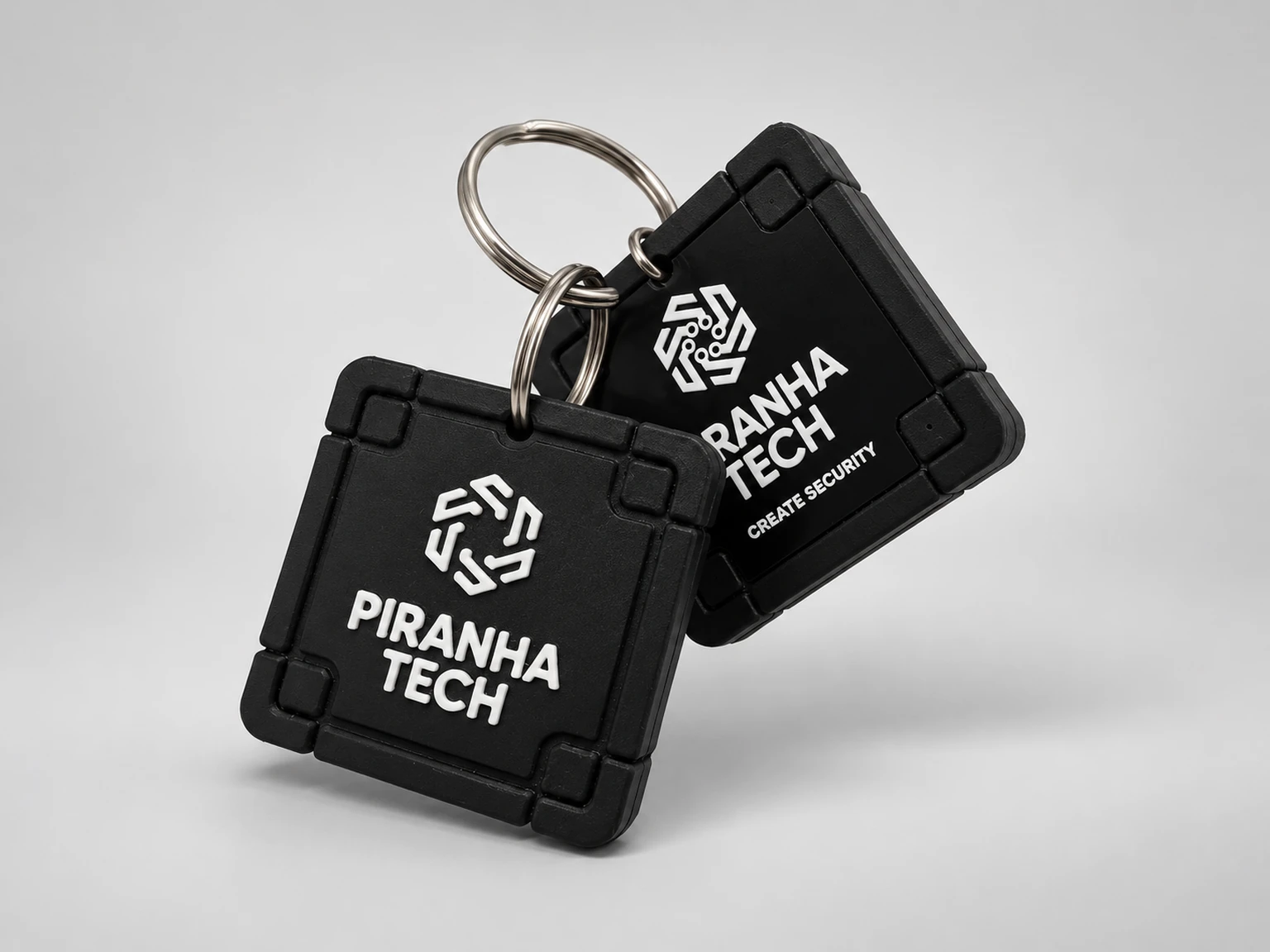 Чорні брендовані брелоки Pirania Tech, виготовлені за допомогою 3D-друку