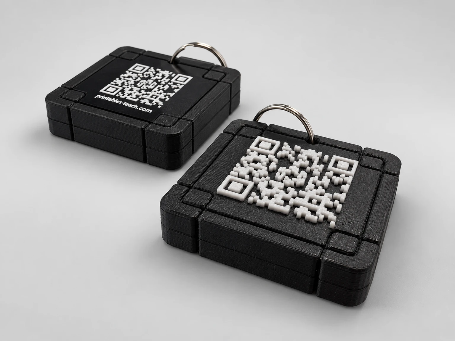 Чорні брелоки з білим об’ємним QR-кодом