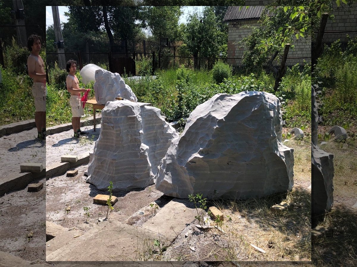 Кілька скульптурних рельєфів у роботі